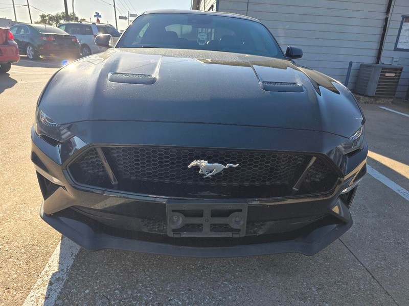 Ford Mustang Vehicle Full-screen Gallery Image 03