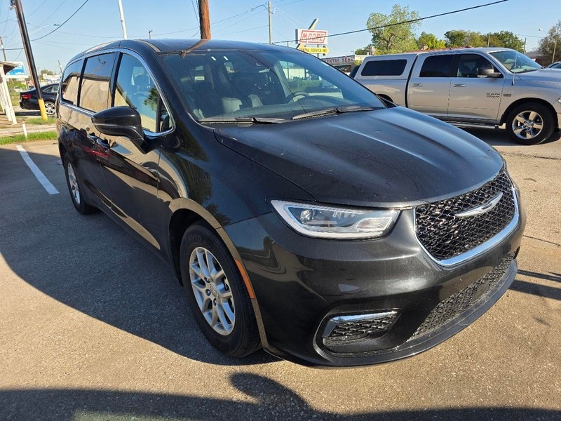 Chrysler Pacifica Vehicle Full-screen Gallery Image 03