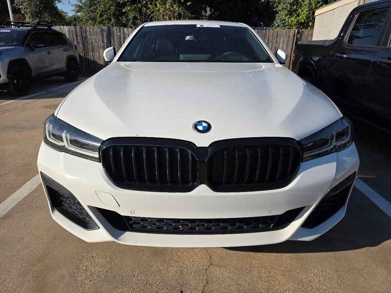 BMW 5 Series Vehicle Full-screen Gallery Image 03