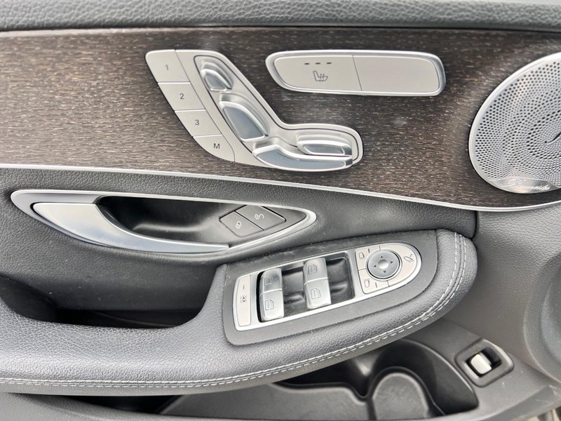 Mercedes-Benz C-Class Vehicle Image 09