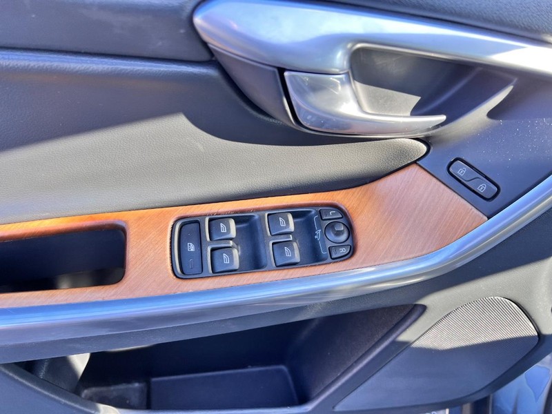 Volvo XC60 Vehicle Image 09
