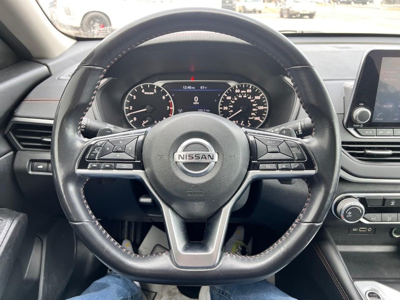 Nissan Altima Vehicle Image 09