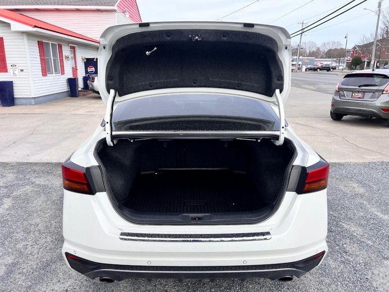 Nissan Altima Vehicle Image 14