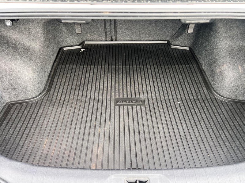 Nissan Altima Vehicle Image 15