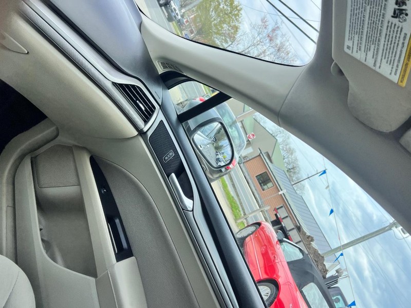 Ford Fusion Vehicle Image 12