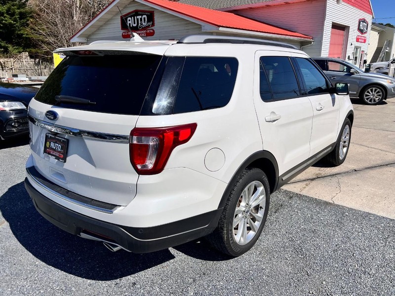 Ford Explorer Vehicle Image 05
