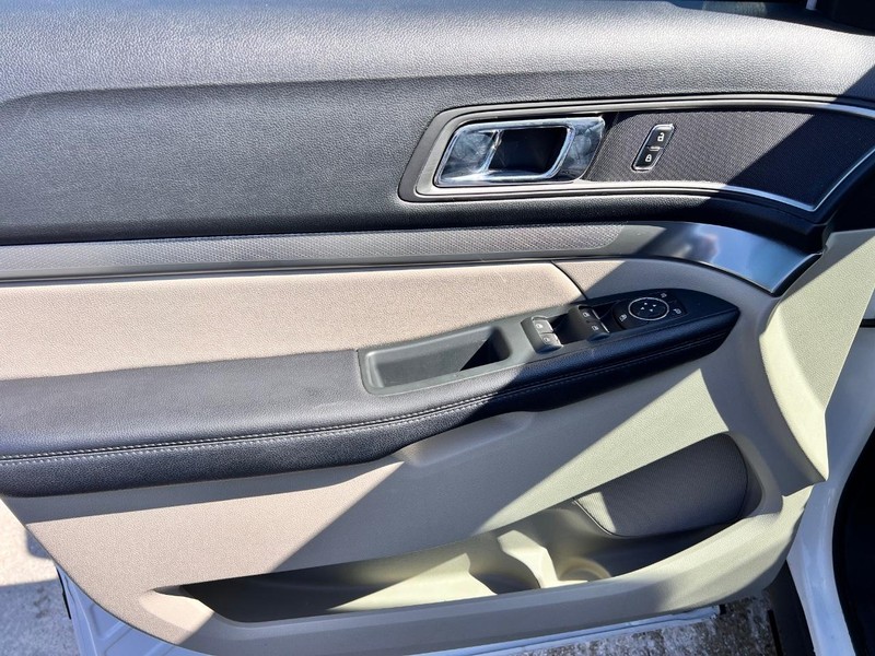 Ford Explorer Vehicle Image 09