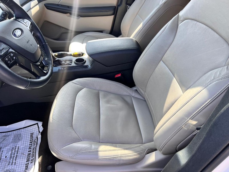 Ford Explorer Vehicle Image 15