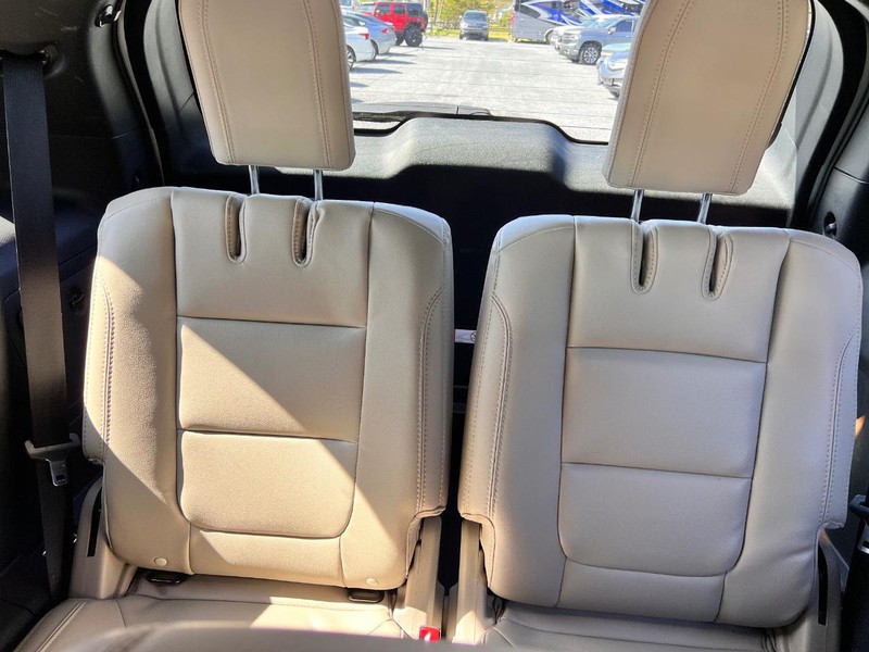 Ford Explorer Vehicle Image 17