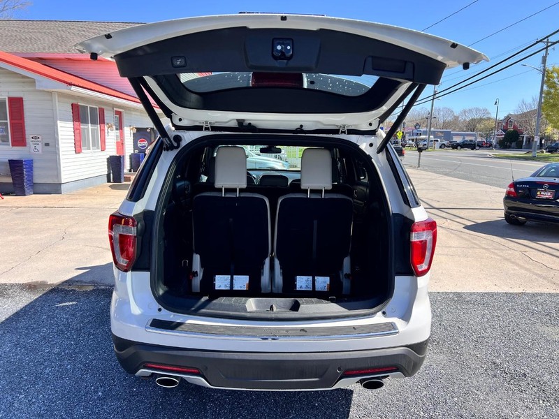 Ford Explorer Vehicle Image 18