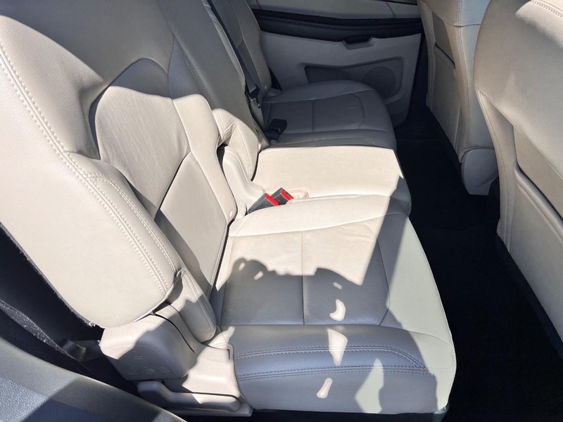 Ford Explorer Vehicle Image 19