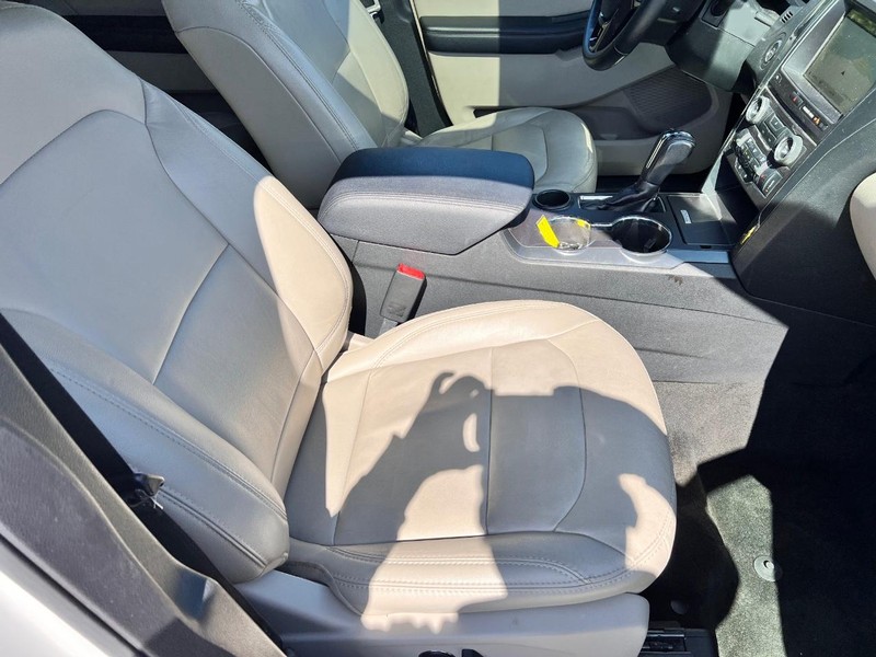 Ford Explorer Vehicle Image 20