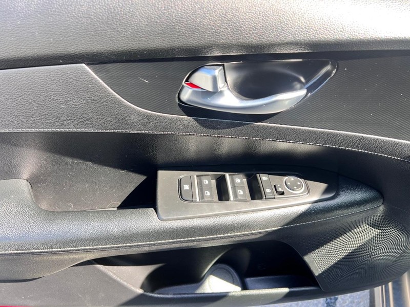 Kia Forte Vehicle Image 09