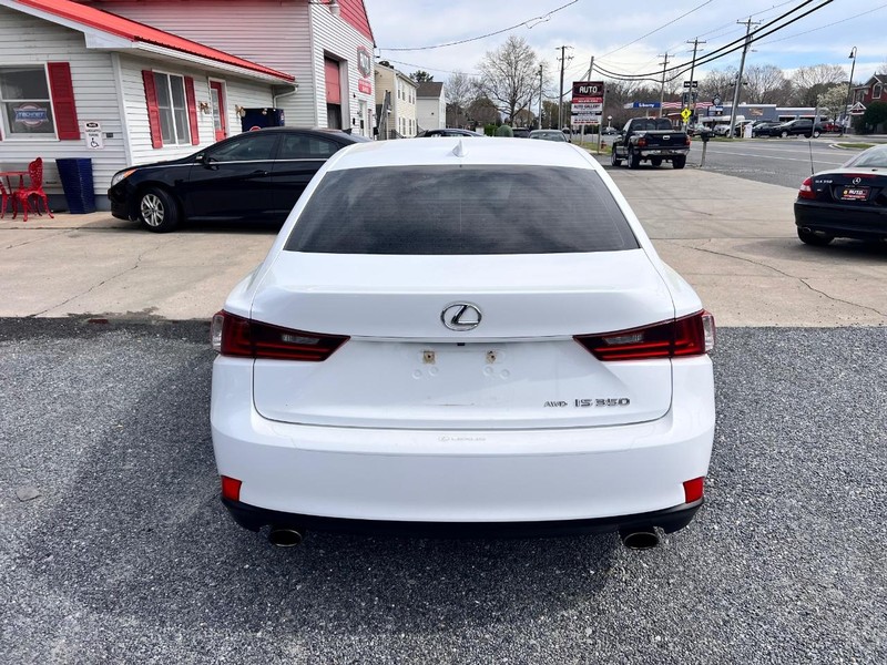 Lexus IS Vehicle Image 06