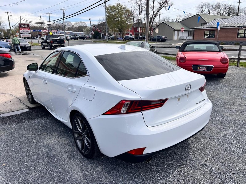 Lexus IS Vehicle Image 07
