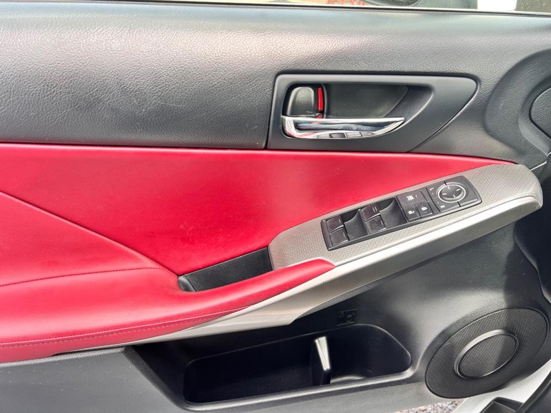 Lexus IS Vehicle Image 09