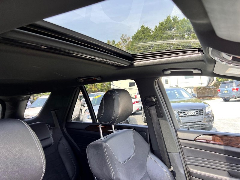 Mercedes-Benz ML Vehicle Image 16