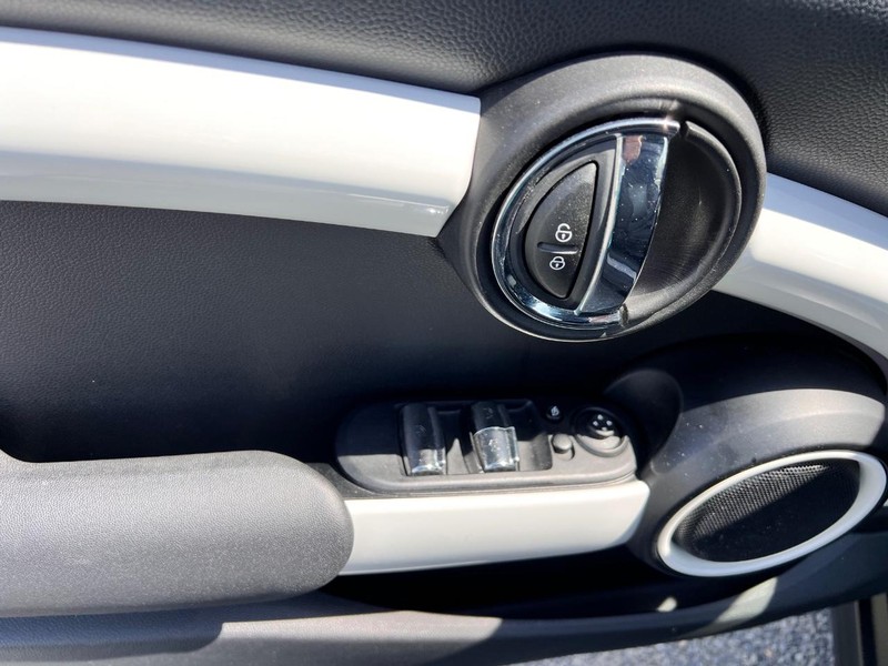 MINI Cooper Vehicle Image 09