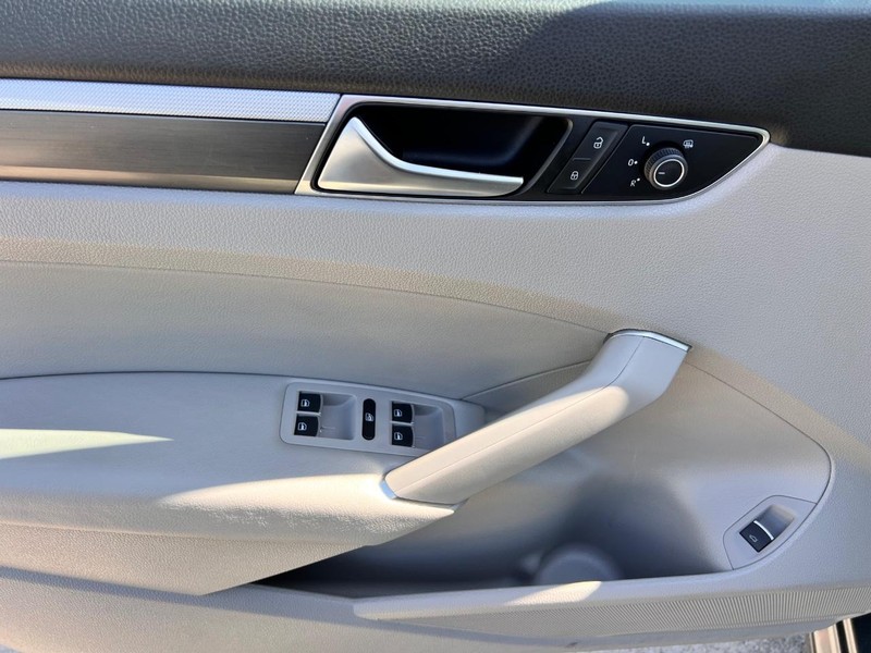 Volkswagen Passat Vehicle Image 09