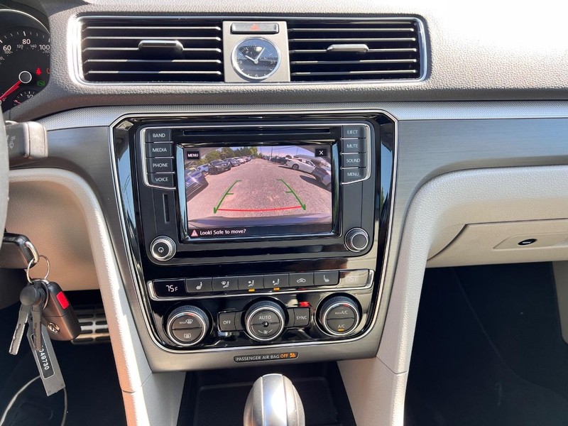 Volkswagen Passat Vehicle Image 14