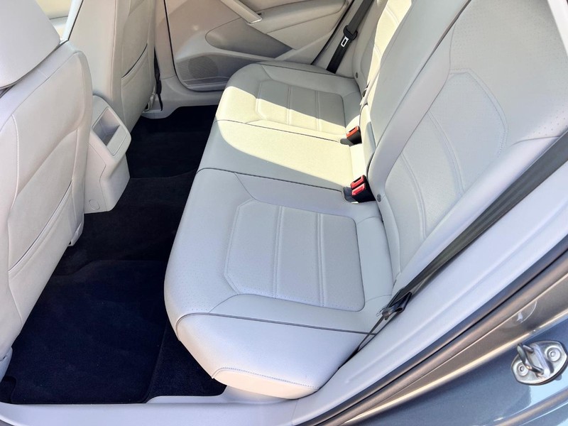 Volkswagen Passat Vehicle Image 16