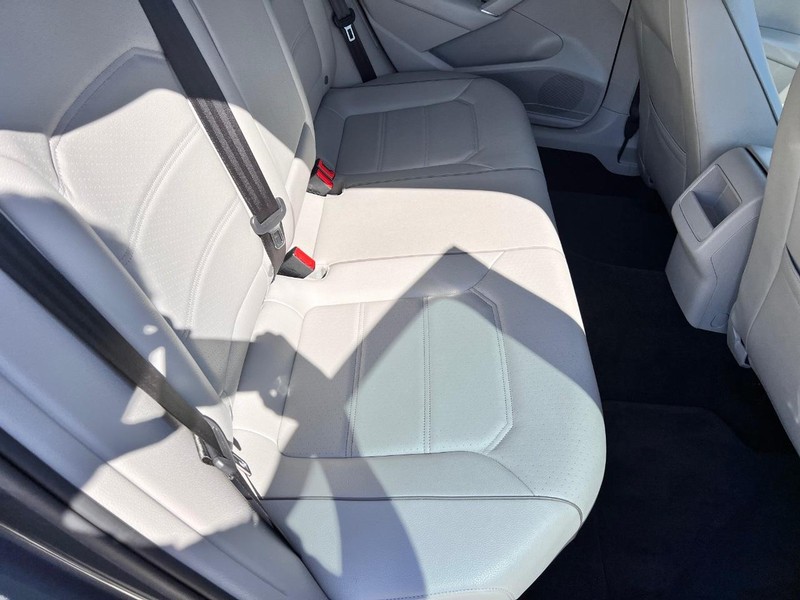 Volkswagen Passat Vehicle Image 19