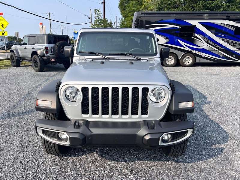 Jeep Gladiator Vehicle Image 02