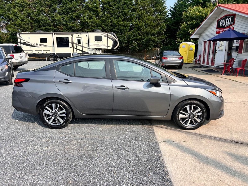 Nissan Versa Vehicle Image 04