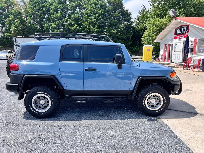 Toyota FJ CRUISER Vehicle Image 05