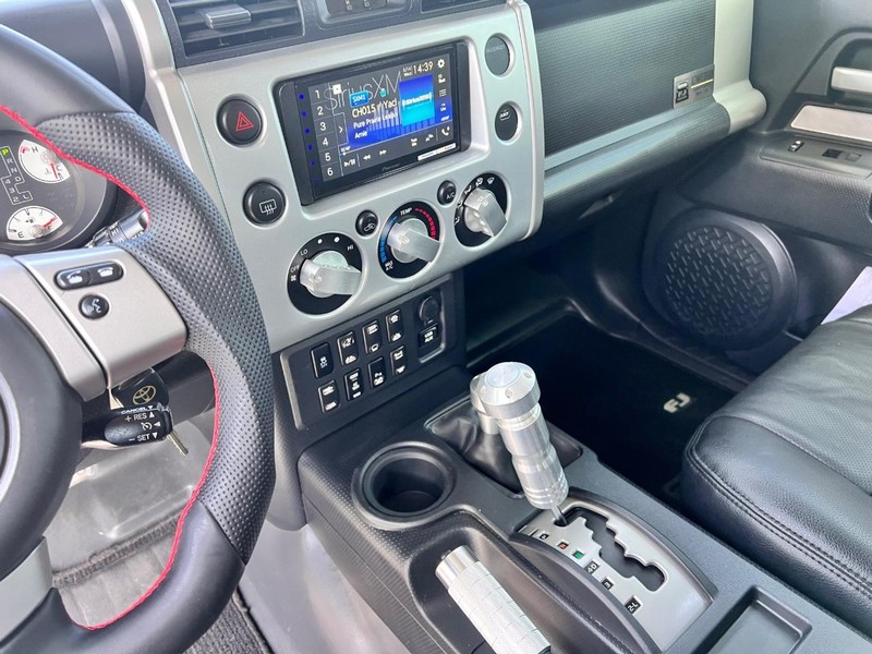 Toyota FJ CRUISER Vehicle Image 09