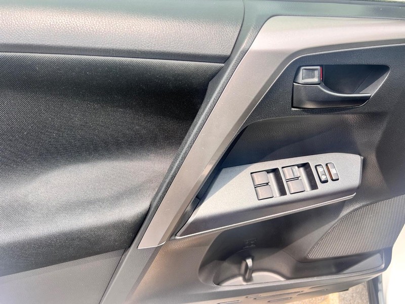 Toyota RAV4 Vehicle Image 09