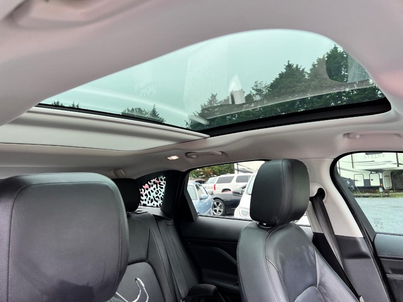 Jaguar F-Pace Vehicle Image 21