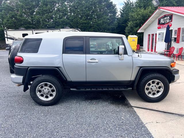 Toyota FJ Cruiser Vehicle Image 04