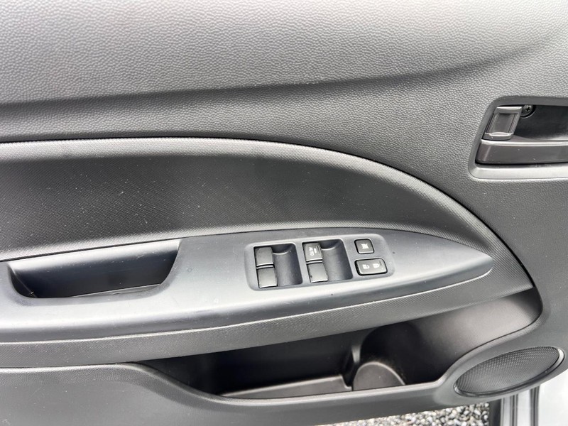 Mitsubishi Mirage Vehicle Image 09