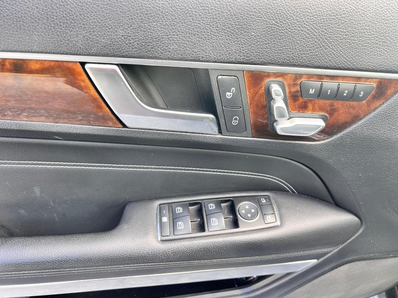 Mercedes-Benz E-CLASS Vehicle Image 09