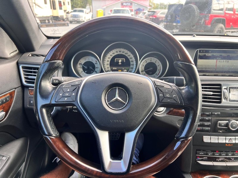 Mercedes-Benz E-CLASS Vehicle Image 10