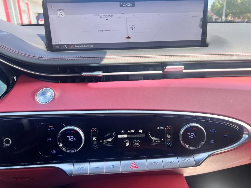 Genesis GV70 Vehicle Image 12