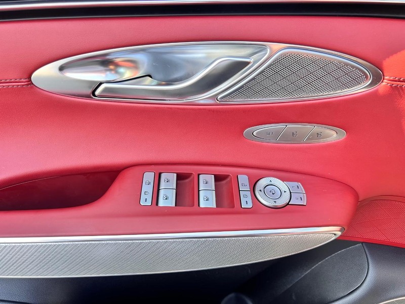 Genesis GV70 Vehicle Image 09