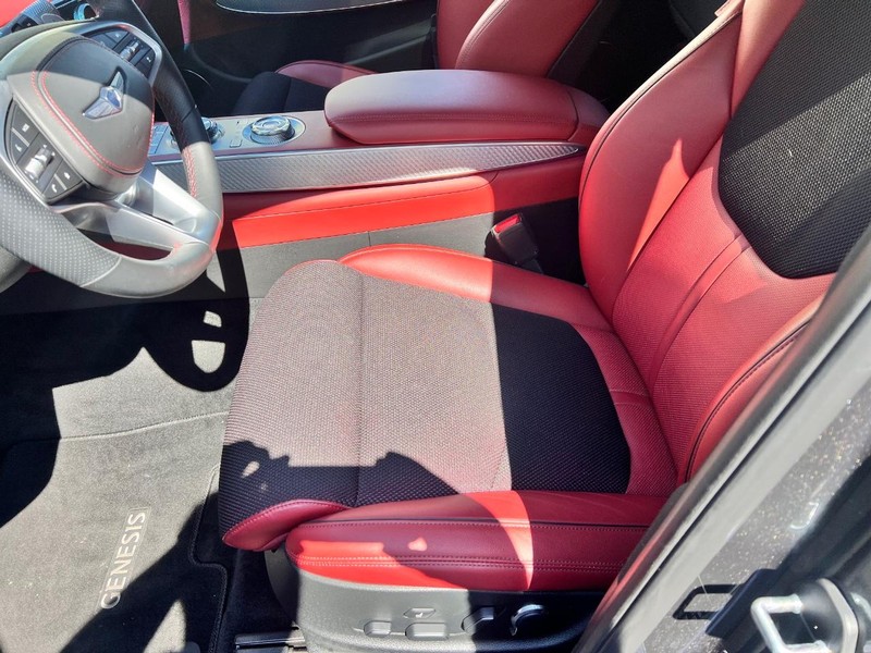 Genesis GV70 Vehicle Image 15