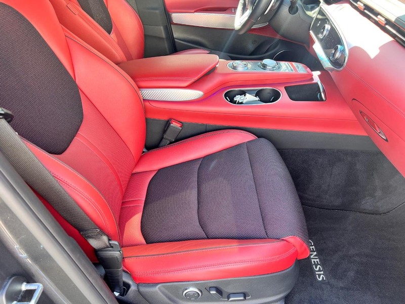 Genesis GV70 Vehicle Image 18