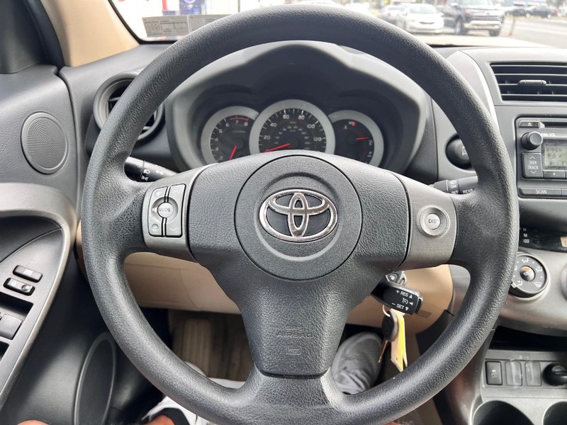 Toyota RAV4 Vehicle Image 10