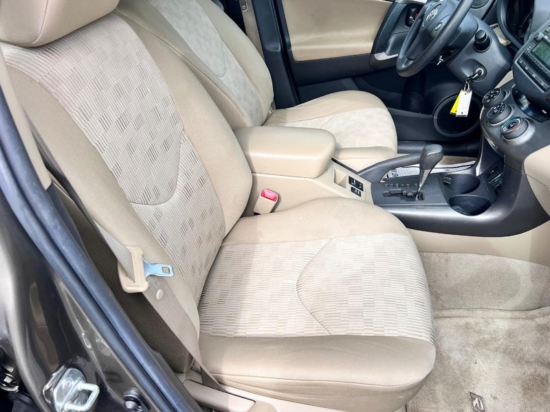 Toyota RAV4 Vehicle Image 18