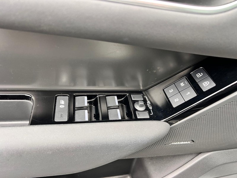 Land Rover RANGE ROVER VEL Vehicle Image 09