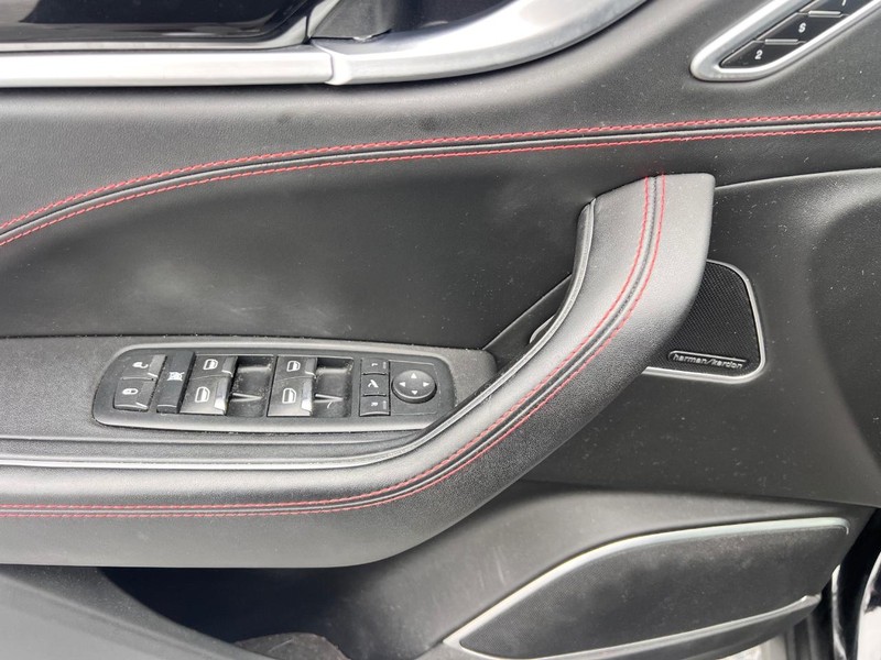 Maserati Levante Vehicle Image 09