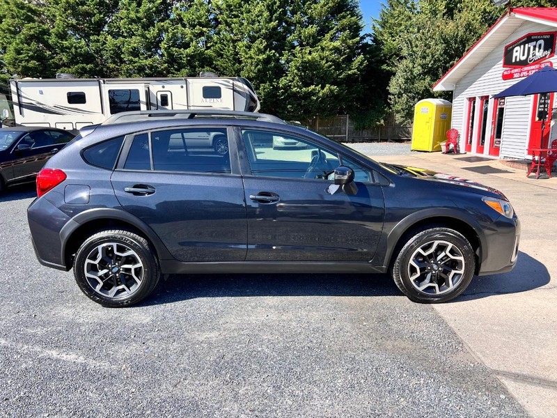 Subaru Crosstrek Vehicle Image 04