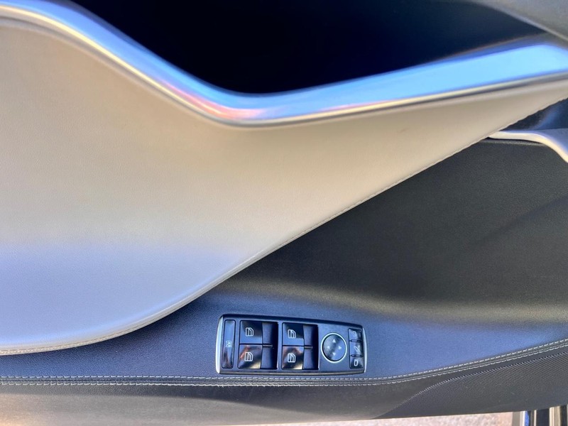 Tesla Model S Vehicle Image 09