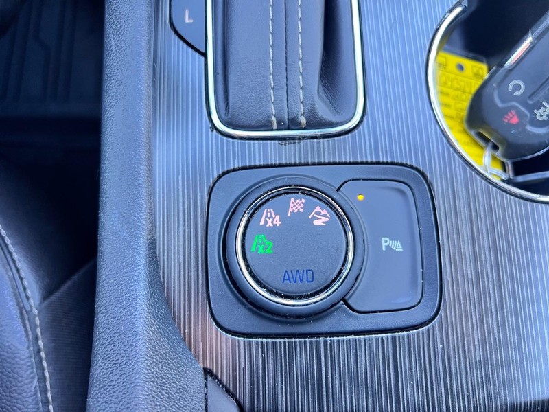 GMC Acadia Vehicle Image 15