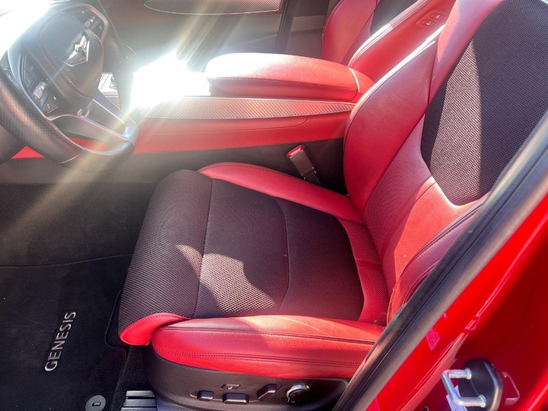 Genesis GV70 Vehicle Image 17