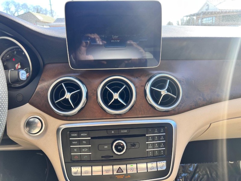 Mercedes-Benz GLA Vehicle Image 11