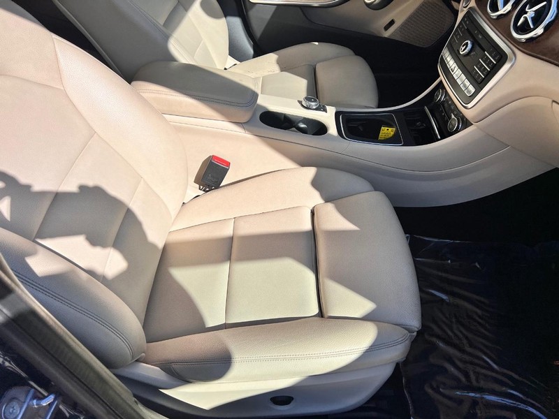 Mercedes-Benz GLA Vehicle Image 17